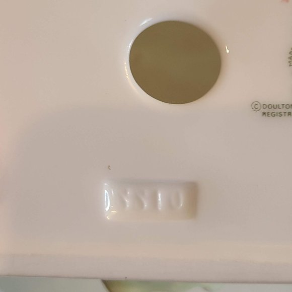 Royal Doulton Porcelain Figurine ~ “At Ease” ~ HN 2473 - Picture 12 of 13